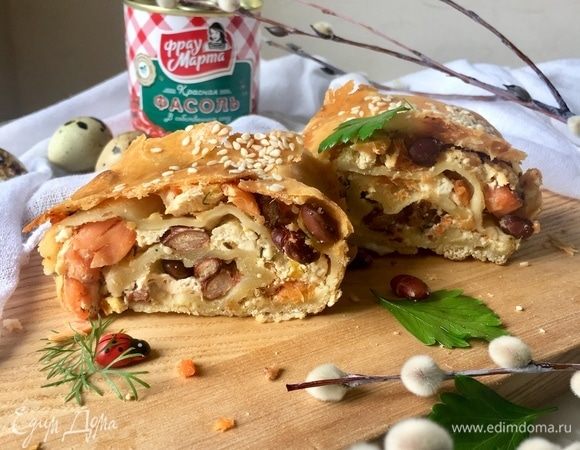 Дать штруделю остыть, и только потом разрезать на порционные кусочки! Но мне не удалось остудить его до полного, резала еще теплым, так хотелось попробовать свой весенний эксперимент! И эксперимент удался выше всяких похвал! Чудесно! Нежно! Сливочно!