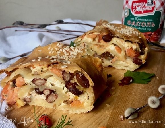 Получилось очень вкусно! Начинка сочная, ароматная и богатая, аккуратно спрятана в практически незаметных тончайших слоях вытяжного теста! Начинки много! Рыбка и фасолька очень удачно нашли друг друга! Я с уверенностью могу теперь это говорить! Кусочек такого необычного, но безумно вкусного штруделя с зеленью и, например, овощным салатом. И полноценный и, главное, полезный ужин на столе! А ведь весной нам требуется все самое полезное, вкусное и лучшее! Приятного аппетита!
