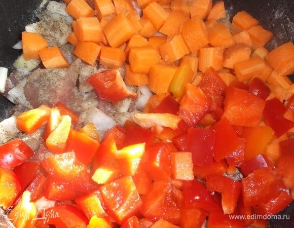Добавить морковь и болгарский перец.
