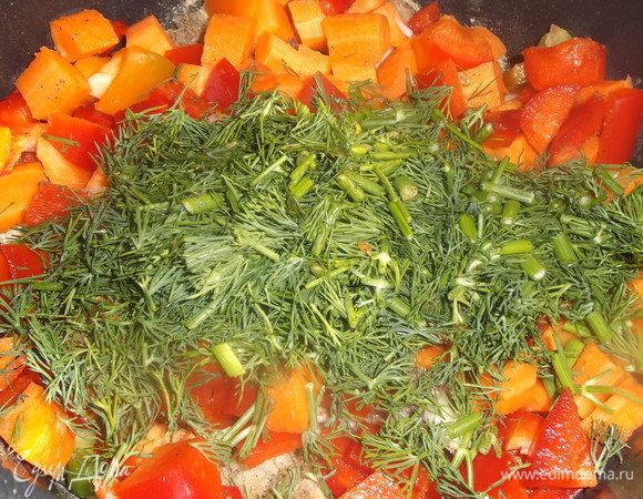 Укроп нарезать и выложить к овощам.
