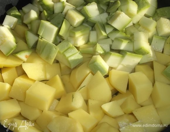 Добавить нарезанный картофель и кабачок.