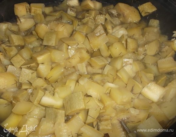 По истечении времени жаркое вынуть. Перемешать и досолить по вкусу. По желанию добавить чеснок.