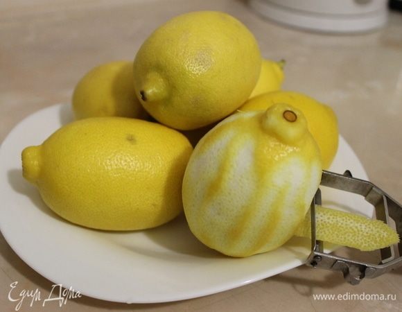 Начните приготовление лимонного крема (курда). С одного лимона срежьте цедру. Выдавите из лимонов сок. Вам для одной порции нужно 120 г.