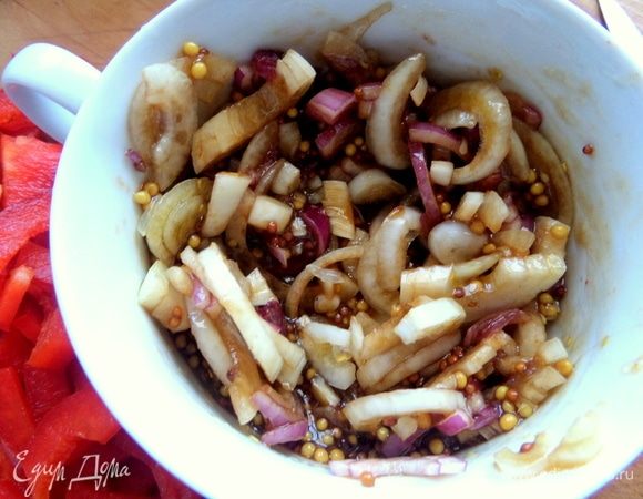 И перемешать в ней лук, оставить пока на столе мариноваться.