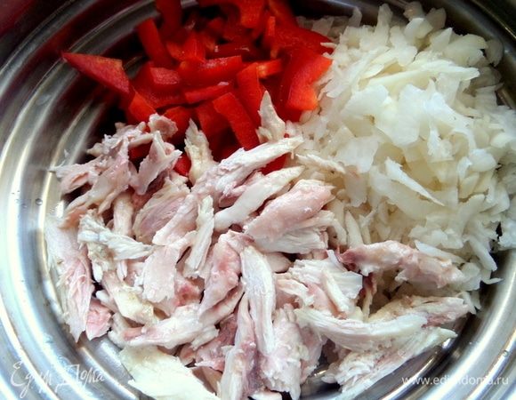 Распотрошить филе на волокна, перец нашинковать и высыпать в общую миску.