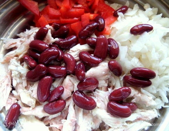 Слить жидкость и пересыпать несколько ложек фасоли в миску.