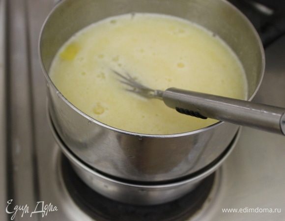 На водяную баню поместите миску, в которую сложите все ингредиенты для крема и, постоянно мешая, доведите крем до загустения. Процедите крем через мелкое ситечко.