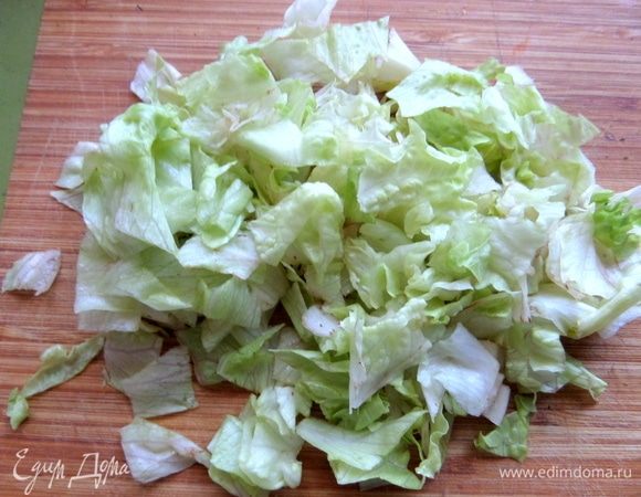 Айсберг нарезать или порвать крупно.