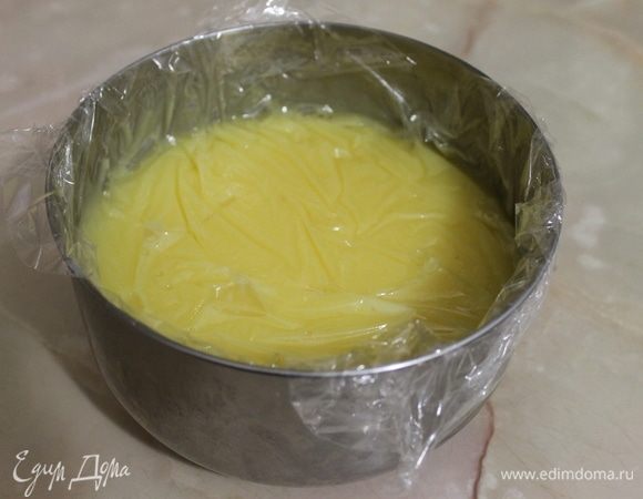 Накройте крем в контакт пищевой пленкой и полностью остудите. Крем можно приготовить заранее, смело увеличив норму. Курд можно подавать к любой выпечке.