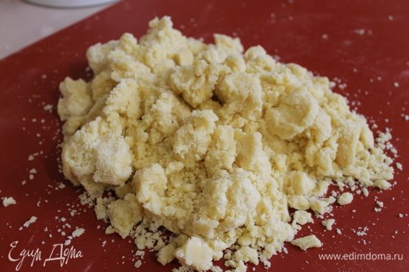 Готовим песочное тесто. Масло взбейте сахаром, добавьте лимонный сок и цедру. Введите желток и добавьте муку. Замесите тесто, но делайте это быстро, чтобы тесто не затянулось и после выпечки осталось нежное.