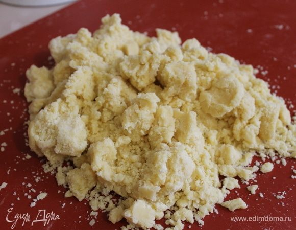 Готовим песочное тесто. Масло взбейте сахаром, добавьте лимонный сок и цедру. Введите желток и добавьте муку. Замесите тесто, но делайте это быстро, чтобы тесто не затянулось и после выпечки осталось нежное.