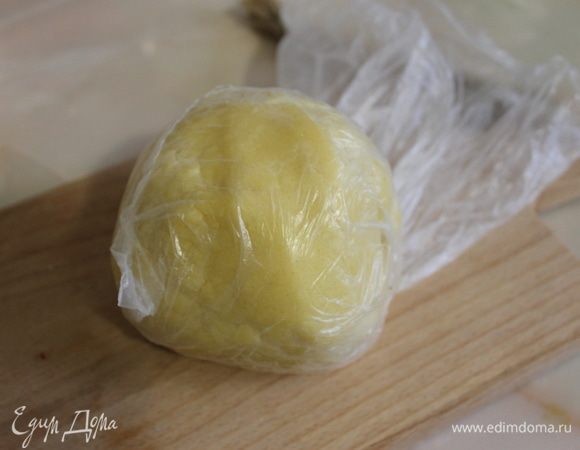 Заверните тесто в пищевую пленку и отправьте минут на 30 в холодильник. Тесто, как и курд, можно приготовить заранее, увеличив норму. Тесто отлично хранится в морозильной камере.