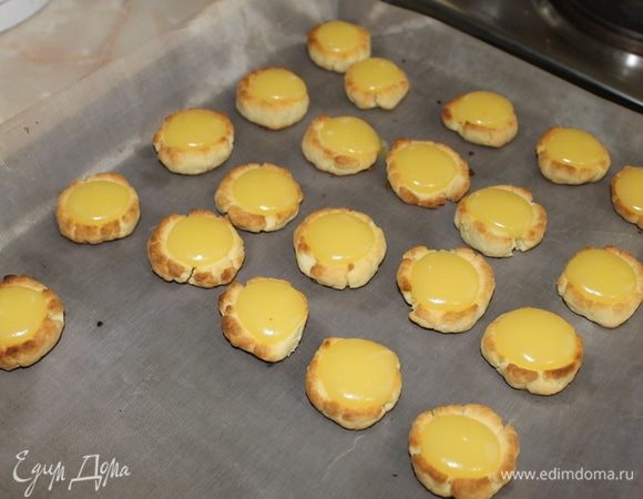 Заполните углубление лимонным курдом и отправьте печенье в духовку выпекаться, при тепературе 180°C. Как тесто слегка зарумянится, можно достать из духовки и остудить.