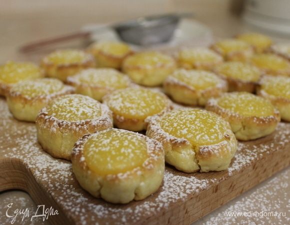 Остывшее печенье сверху посыпьте сахарной пудрой и наслаждайтесь. Нежное, с лимоным вкусом и шелковистым кремом печенье, дополнит ваш утренний кофе.