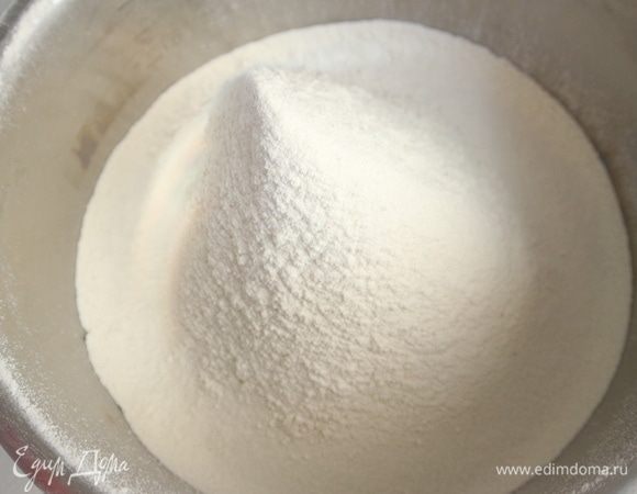 Муку смешать с разрыхлителем (у меня здесь разрыхлитель с шафраном, желтоватый по цвету), просеять.