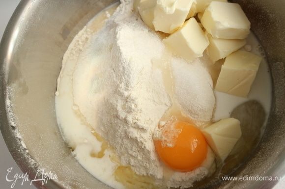 Добавить сахарный песок, ванильный сахар, яйцо, молоко, сливочное масло.