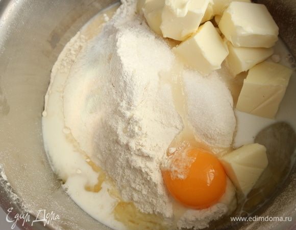 Добавить сахарный песок, ванильный сахар, яйцо, молоко, сливочное масло.