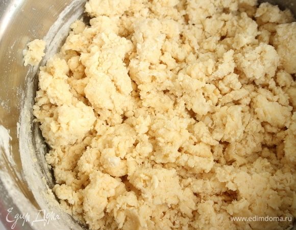 Перемешать массу миксером с насадками крюками. Положить тесто на рабочую поверхность. Перемешать недолго, легкими движениями.