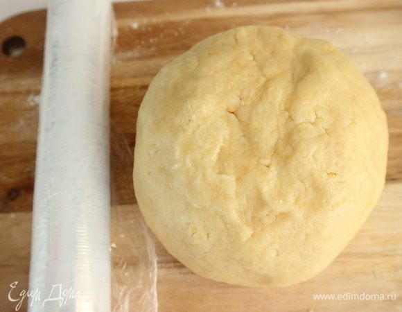 Скатать из теста шар. Завернуть в пленку, отправить в холодильник на время, пока вы будете заниматься начинкой, минут на 25–30.