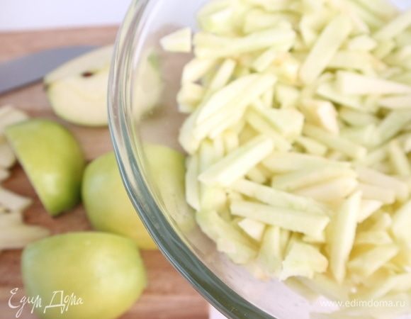 Яблоки почистить, разрезать на четвертинки, удалить семенную часть, нарезать соломкой (это важно). В нарезанные яблоки добавлять в процессе в несколько приемов лимонный сок.