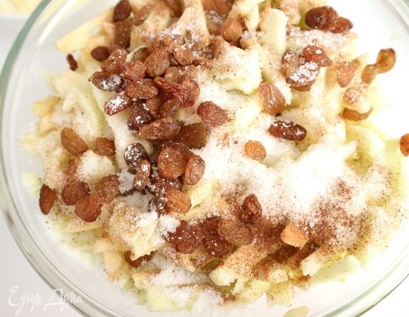 Добавить изюм, у меня здесь он был достаточно мягкий, поэтому я его не размачивала в кипятке предварительно. Затем сахарный песок, ванильный сахар, корицу, перемешать.