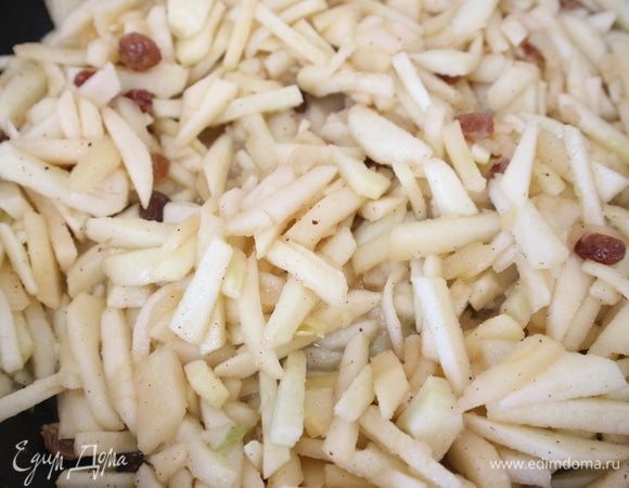 Положить на сковороду кусок сливочного масла, растопить его на огне, добавить начинку, тушить до полуготовности на небольшом огне. Откинуть на дуршлаг, лишняя жидкость должна стечь, дать остыть.