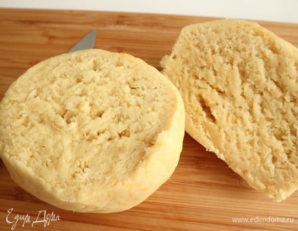 Духовку разогреть до 200°C. Достать тесто из холодильника, разделить на несколько неравных частей (для дна, бортов и верха).