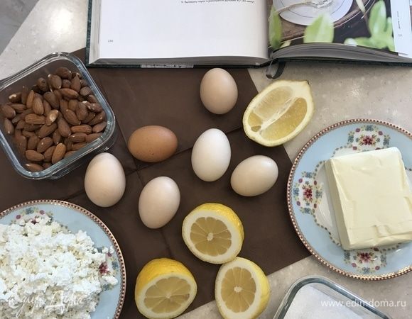 Подготавливаем продукты. На фото не хватает муки (1/2 ст.) — не попала в кадр. Орехи сразу измельчаем и ставим в сторонку. Белки отделяем от желтков.