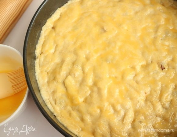 Раскатать трубочку с тестом и бумагой над пирогом, бумагу удалить, скрепить борта пирога. Желток смешать с молоком, кисточкой смазать верх пирога. Присыпать миндальными лепестками, отправить пирог в духовку примерно на 35–40 минут, пирог должен зарумяниться.