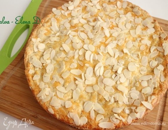 Вынуть пирог из духовки, дать немного остыть в форме, пройтись ножом по краю формы, дать окончательно остыть пирогу, вынуть из формы.