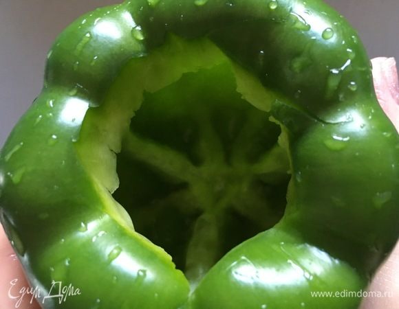 Отварить треску с лавровым листом и перцем в горошках. Перцы помыть и вырезать хвостики с семенами, обмыть внутри. Почистить лук и чеснок. Перцы из банки достать и промыть в воде. Затем замочить от уксуса в чистую воду.