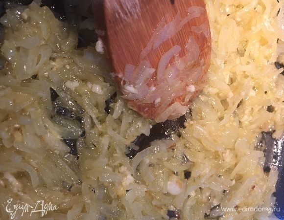 Нарезать мелко одну луковицу, 3 зубчика чеснока измельчить. На 30 г сливочного масла и 50 г оливкового масла пожарить лук до золотистого цвета и мягкой консистенции, добавить чеснок.