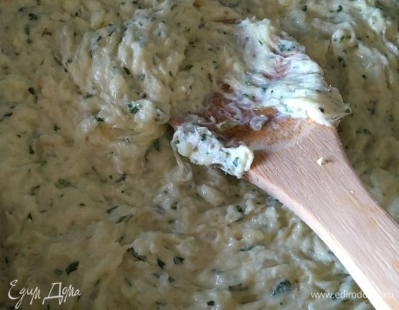 Рыбу достать из бульона. Раскрошить. Бульон процедить и отложить в сторону. Треску добавить к луку, посолить, поперчить, добавить тимьян. Обжарить минут 5–7. Добавить 2 ст. л. муки, перемешать все. Добавить сливки обжарить все вместе еще 5 минут.