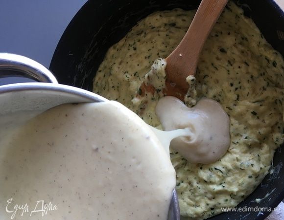 Готовим соус бешамель: в сотейнике растопить 30 г сливочного масла с 1 ст. ложкой оливкового. Добавить 1 ст. л. муки. Постепенно влить 500 мл молока, тщательно размешивая смесь, довести до кипения. Уменьшить огонь, добавить соль по вкусу и мускатный орех. Варить на медленном огне 8–10 минут. Соус должен быть как жидкая сметана по консистенции. Если не такой густой, то варить еще несколько минут.