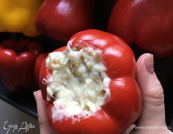 Добавить соус бешамель к рыбной массе. Перемешать. Начинить перцы. Разогреть духовку до 170°C.