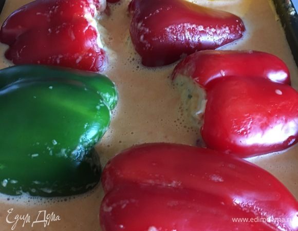 Полить соусом из перцев фаршированные перцы. Загрузить в разогретую до 170°C духовку. Выпекать 45 минут. Затем включить режим «Гриль» и 3 минуты поджарить до красивой корочки.