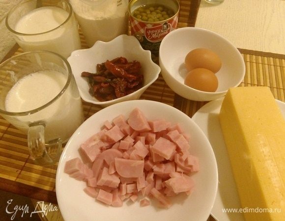 Приготовим заранее ингредиенты: нарезать колбасу, лук, вяленые помидоры, сыр натереть на крупной терке.