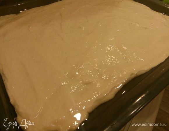 Добавляем постепенно муку 12 столовых ложек с горкой. Тесто должно получится густое, как на оладьи. Греем духовку до 180°C. В емкость для выпекания пиццы, в данном случае противень, наливаем 100 г растительного масла, размазываем по противню, ставим в духовку. Надо разогреть масло так, чтобы, когда мы наливали тесто, оно шкварчало :).