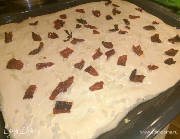 Затем добавляем вяленые помидоры.