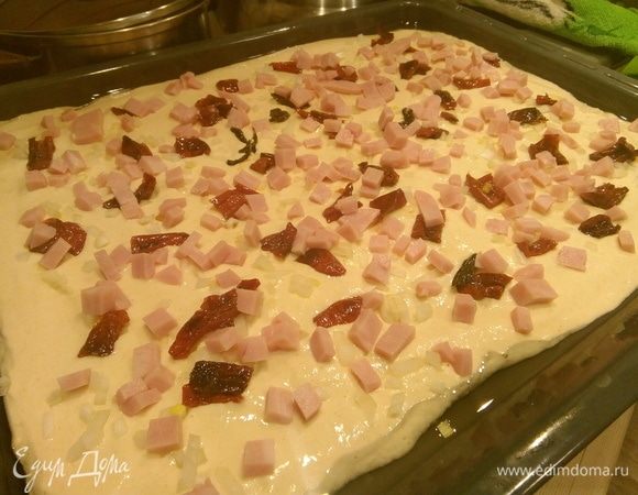 Закидываем нарезанную колбасу.