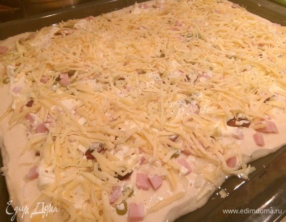 Открываем консервированный зеленый горошек «Фрау Марта» и рассыпаем по пицце-пирогу. Затем равномерно сбрызгиваем майонезом и тертым сыром. Сверху присыпаем слегка прованскими травами.