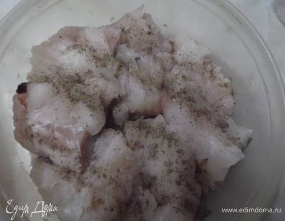 Разделайте рыбу или возьмите филе. У меня пикша. Нарежьте порционными кусками. Посолите, поперчите. Накройте и оставьте на пару часов.