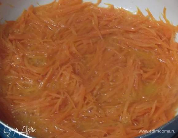 Натрите морковь, припустите на сковороде так, чтобы поменялся цвет.