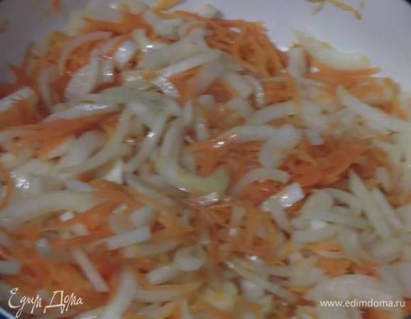 Нарежьте лук и добавьте к моркови. Жарьте на среднем огне.