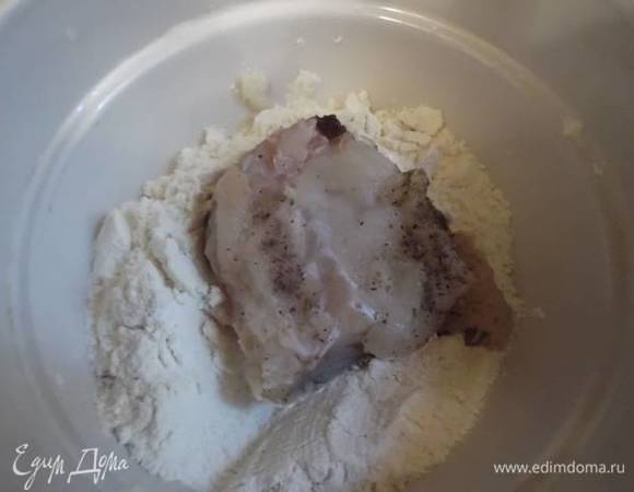 Куски рыбы обваляйте в муке. Муку солить не надо, так как мы уже солили рыбу.