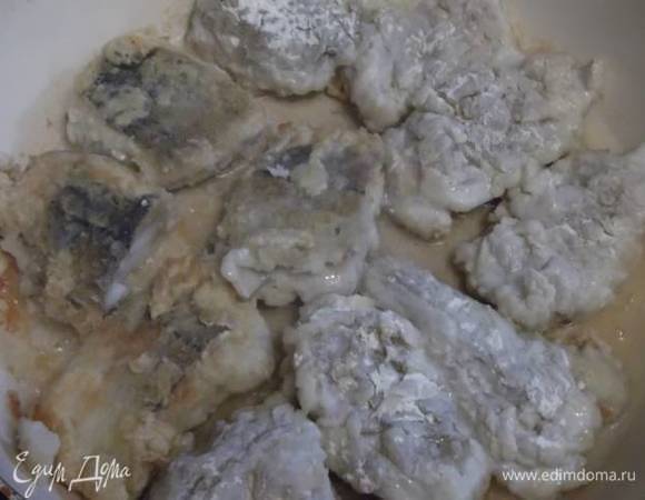 Выложите в разогретую сковороду с растительным маслом. И обжарьте на сильном огне с двух сторон до корочки.