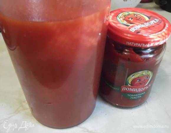 Сделайте томат: 3 ст. л. пасты разбавьте 3 стаканами воды. Добавьте соль и сахар по вкусу. Я добавляю 2 ч. л. сахара и 1 ч. л. соли. Перемешайте.