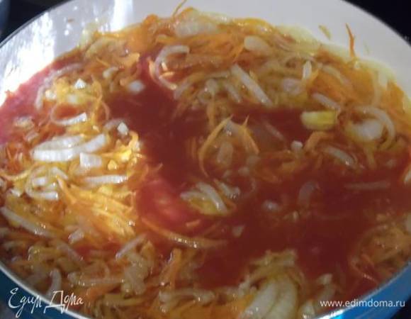 Вылейте томат в обжаренные овощи. Дайте закипеть. И проварите минуты 2.