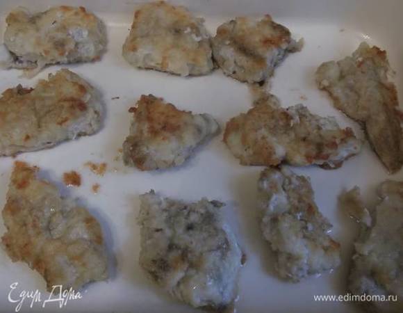 Куски рыбы выложите в форму.