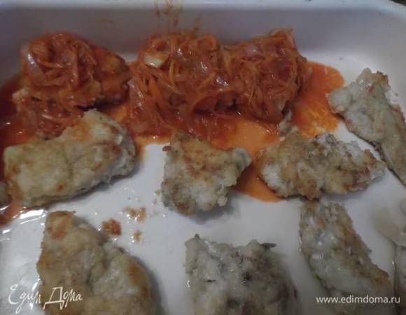 Выложите вместе с овощами на каждый кусок рыбы.